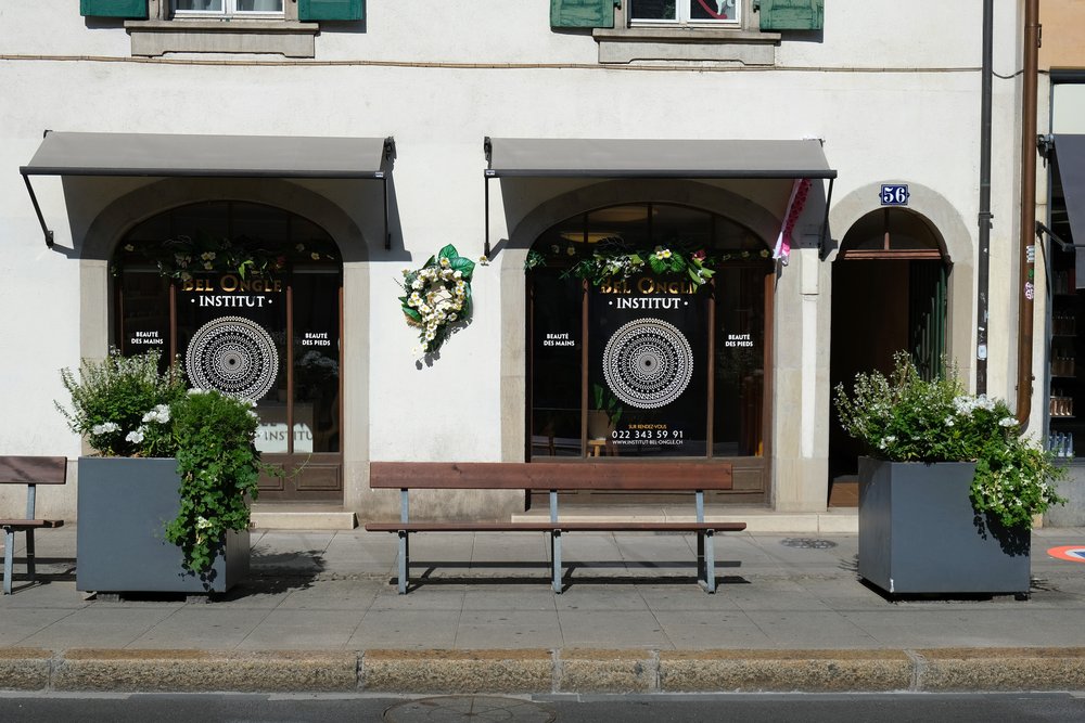 La vitrine de Bel Ongle Institut à Carouge, avec son lettrage doré et son mandala